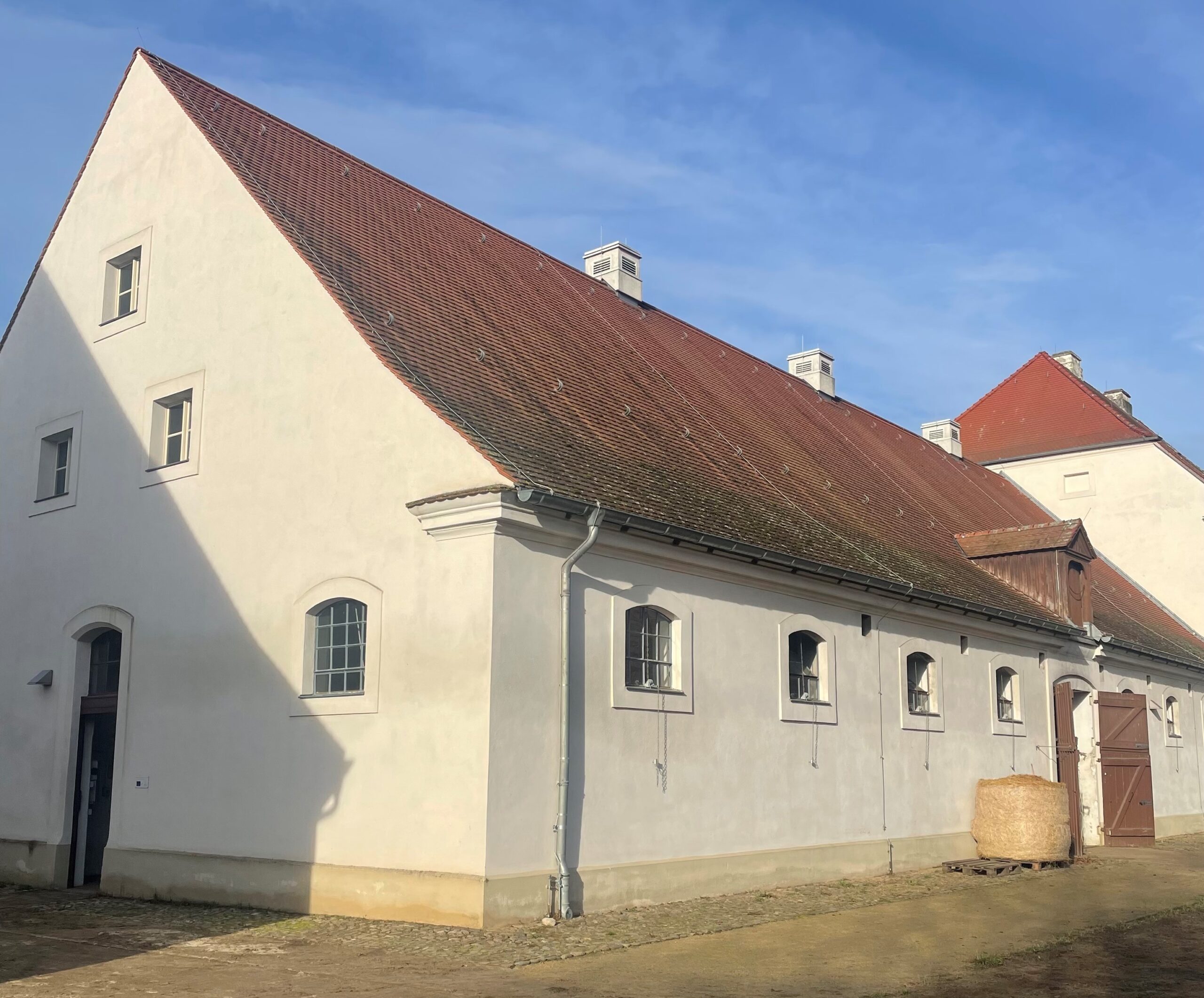 Haus (braun)  mit dreieckiger Spitze von der Seite fotografiert