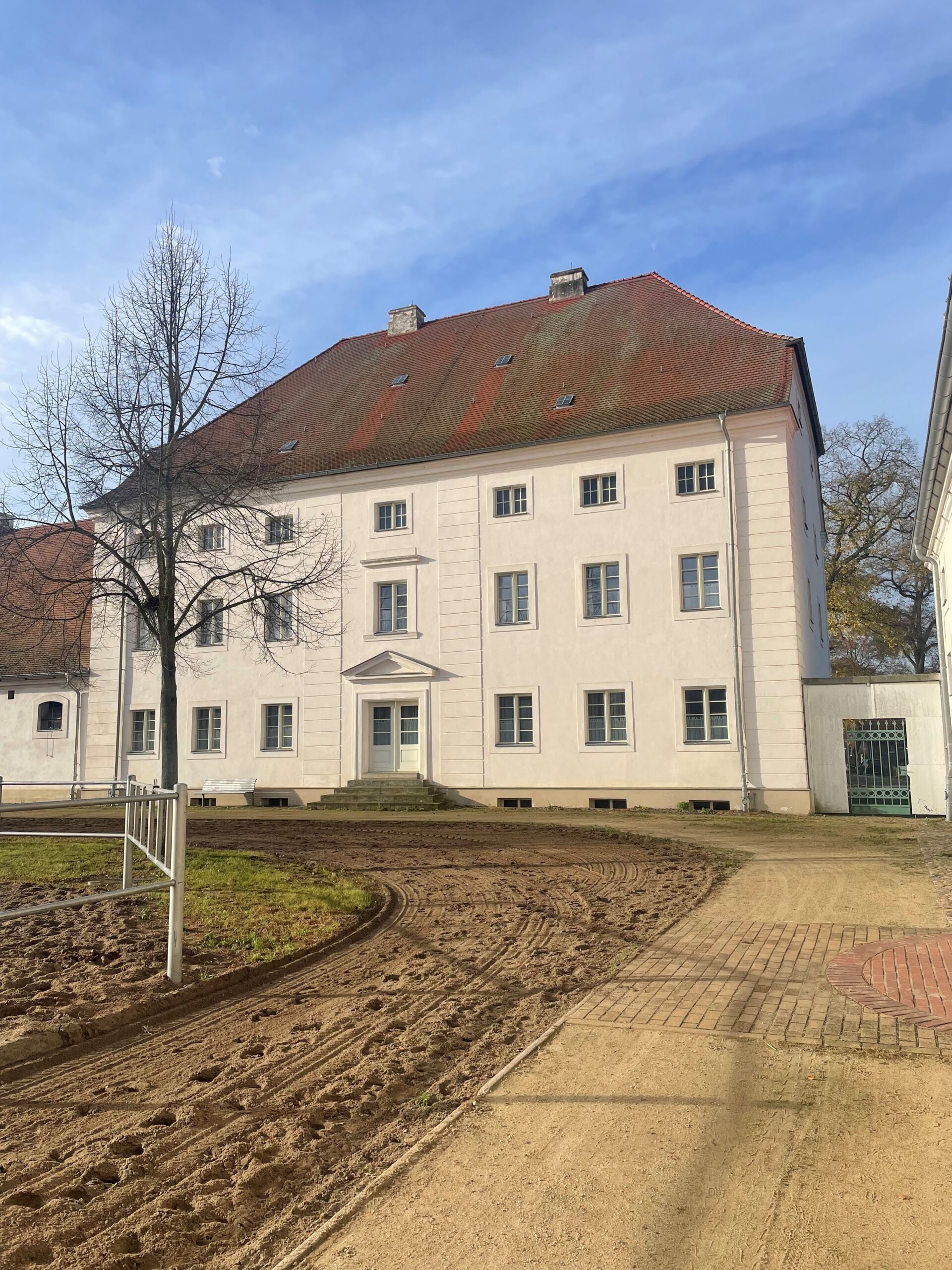 großes Haus von vorne fotografiert