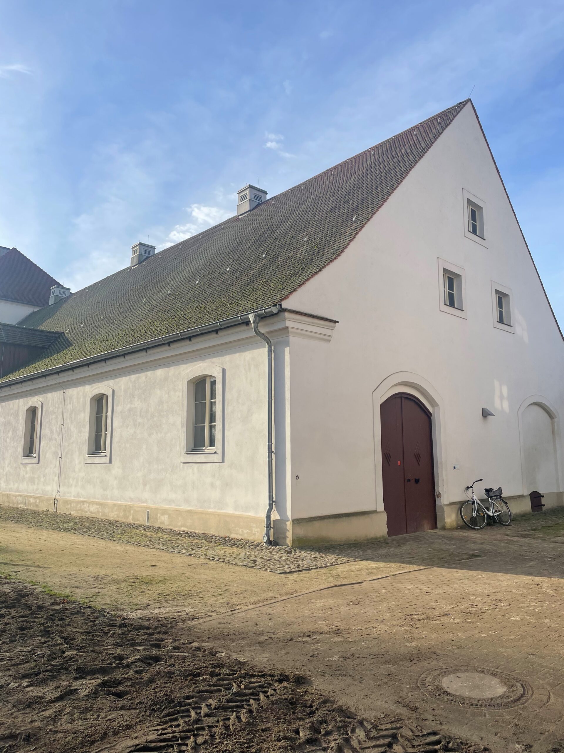 Haus mit dreieckiger Spitze von der Seite fotografiert