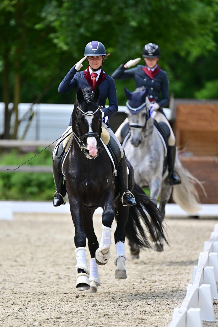 Element of Crime in Ruhlsdorf 2026 schwarzer Hengst mit salutierender Reiterin in einer Siegerrunde